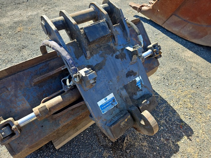 geith-60"-hydraulic-tilting-cleanup-bucket-image-5