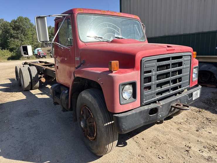 #1815-•-1985-international-1954-cab-and-chassis-image-6