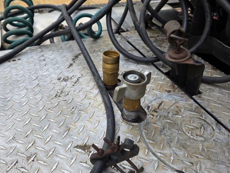 2001-mack-ch613-image-23