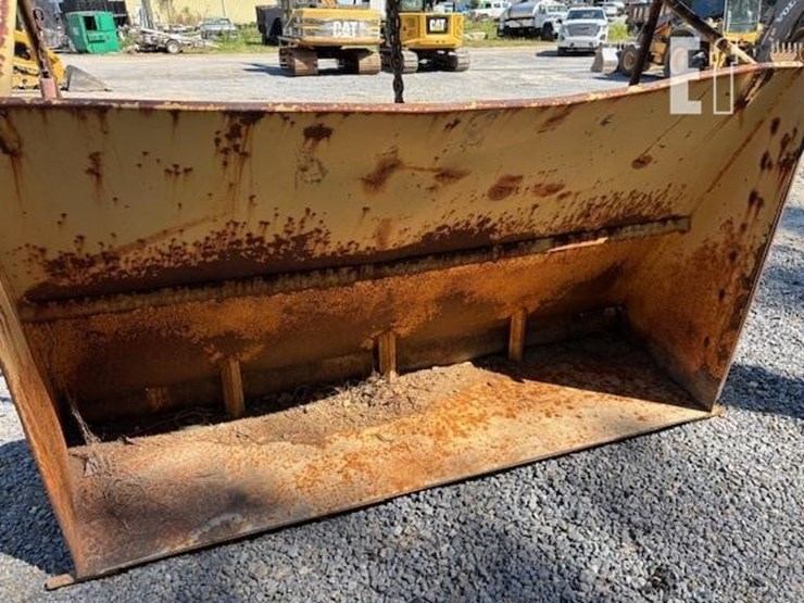 dump-truck-spreader-tailgate-image-2