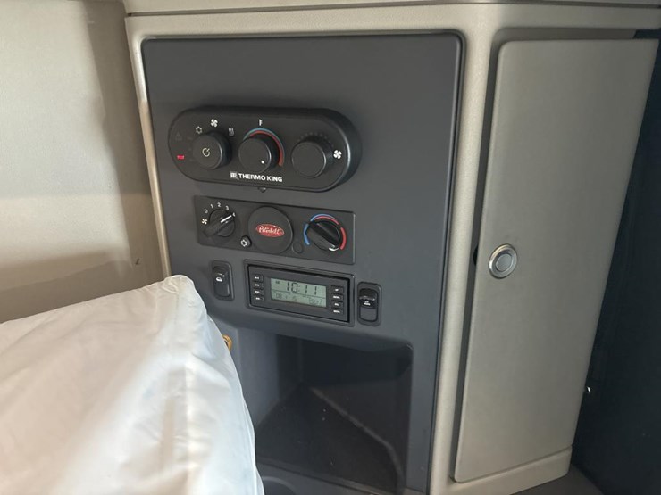 2017-peterbilt-579-image-45