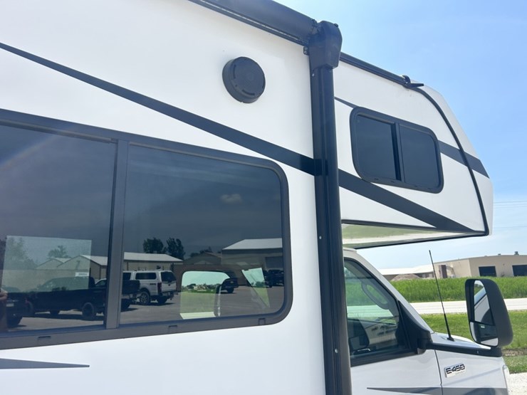 2023-ford-e450-image-24