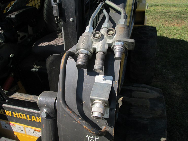 new-holland-l228-image-16