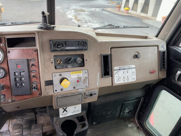 2005-peterbilt-335-image-23