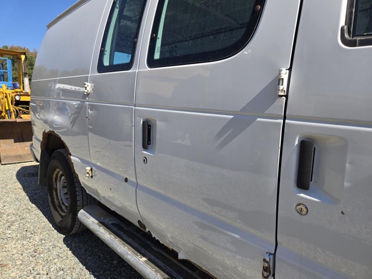 2013-ford-cargo-image-18