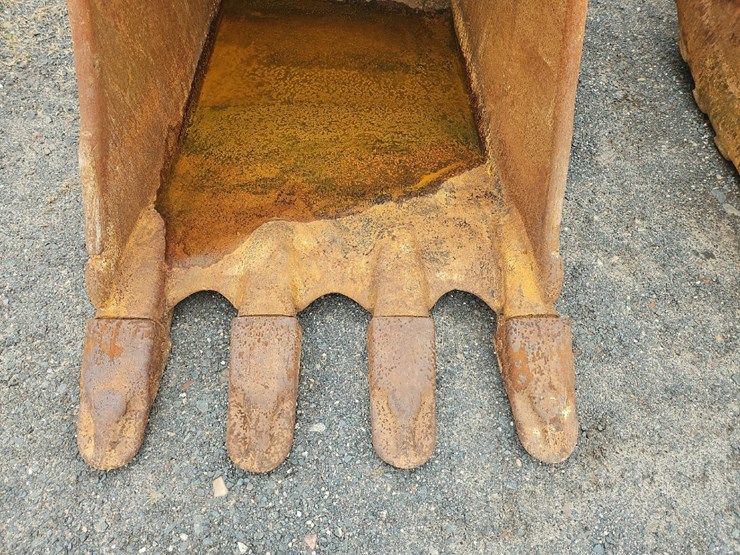 esco-42"-bucket-with-teeth-image-6