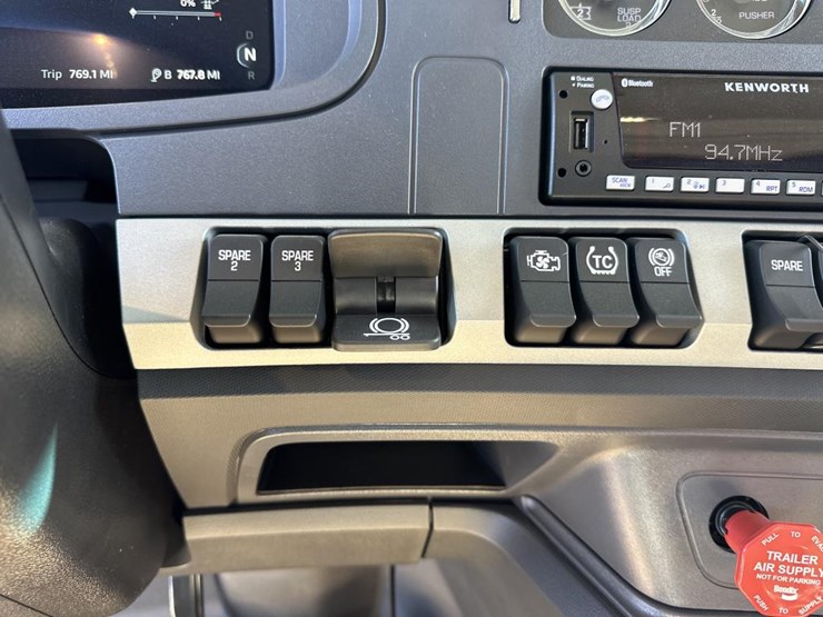 2025-kenworth-t880-image-32