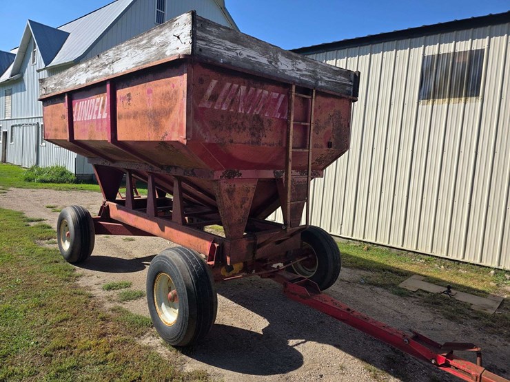 lundell-gravity-box-on-balzer-running-gear,-12.5l-16-tires-on-8-bolt-rims,-front-and-rear-ladder,-ex-image-4