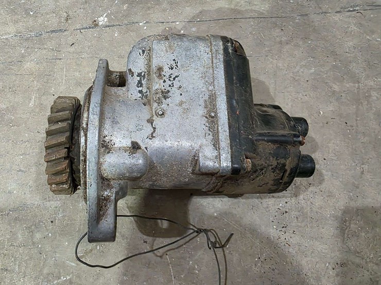 fiarbanks-morse-fm-4-cylinder-magneto,-turns-free,-good-in-pulse-per-seller-image-3