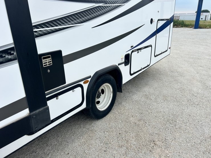 2021-ford-e450-image-14