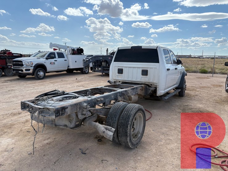 2017-ram-5500-crew-cab-4x4-truck-image-3