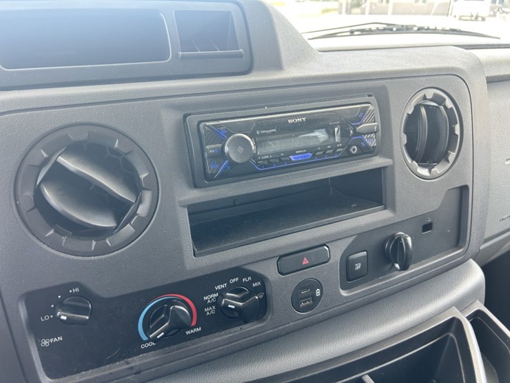 2022-ford-e350-image-37