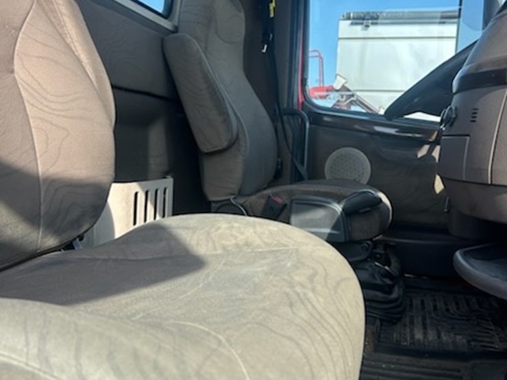 2017-volvo-vnl64t300-image-18
