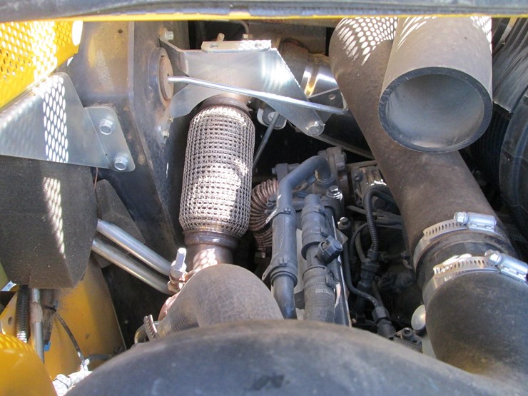 new-holland-l228-image-17