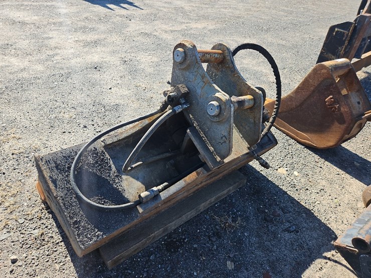 wb-48"-hyd-tilting-cleanup-bucket-image-4