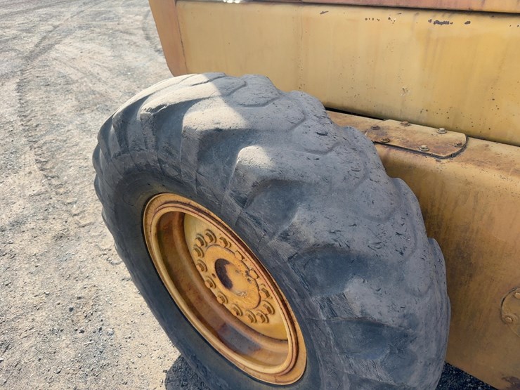 1982-deere-670a-image-12