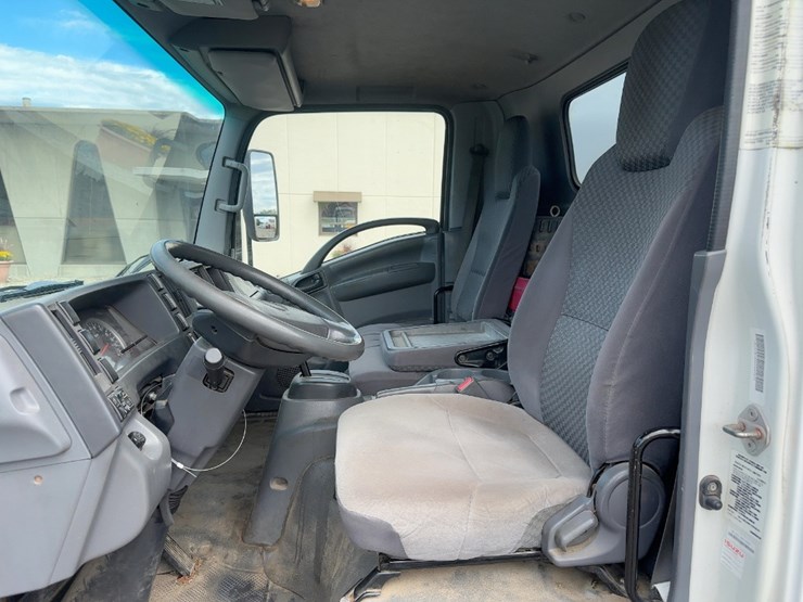 2012-isuzu-npr-hd-image-16