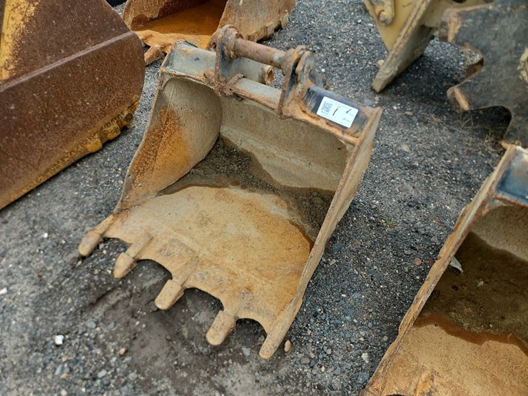 caterpillar-28"-bucket-with-teeth-image-1