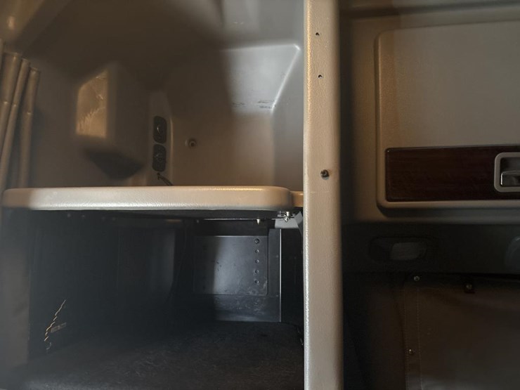 2020-peterbilt-389-image-33