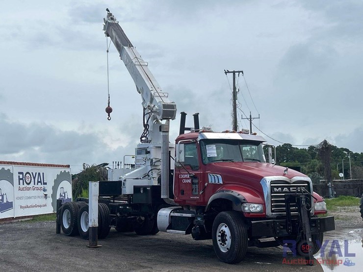 2011-mack-gu713-granite-cooper-tm-1882-18-ton-crane-truck-image-2