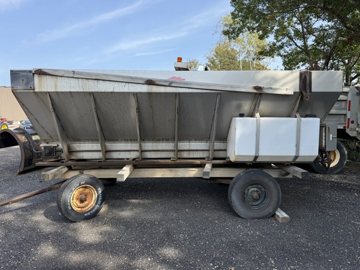 #1224-•-15’-v-box-stainless-steel-salt-spreader-image-2