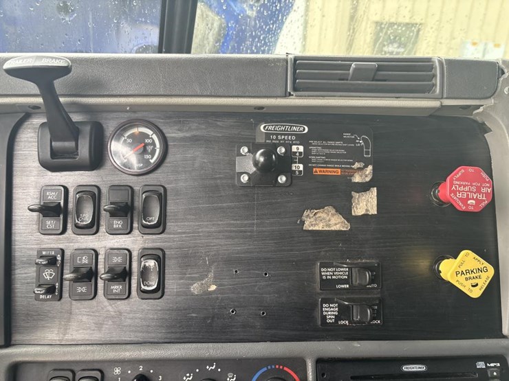 #1319-•-2005-freightliner-columbia-sleeper-cab-truck-tract-image-35