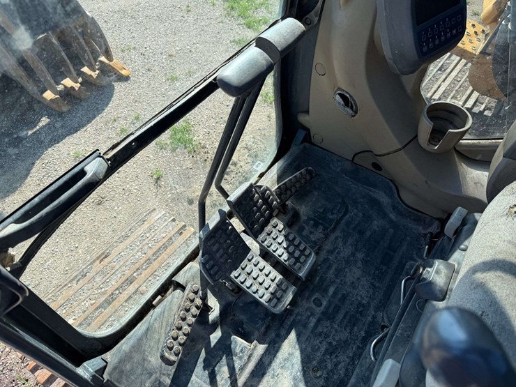 deere-225d-lc-image-26