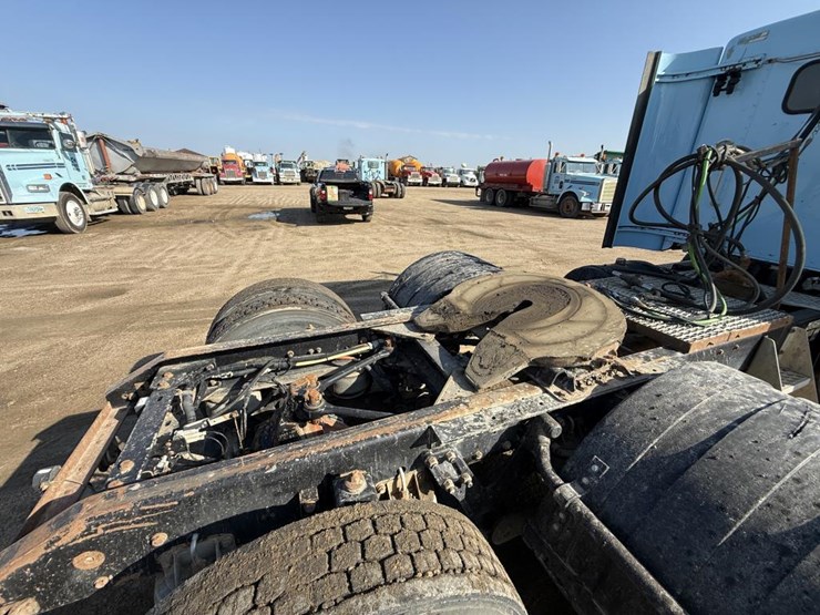 2015-kenworth-t800-image-25
