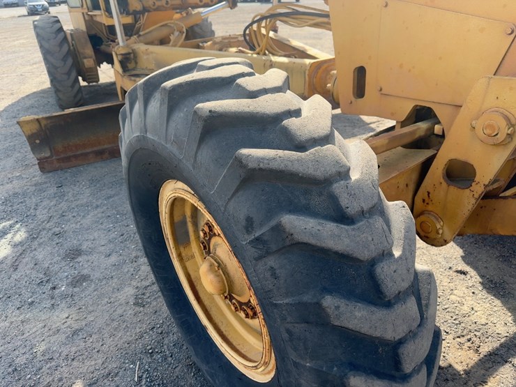 1982-deere-670a-image-10