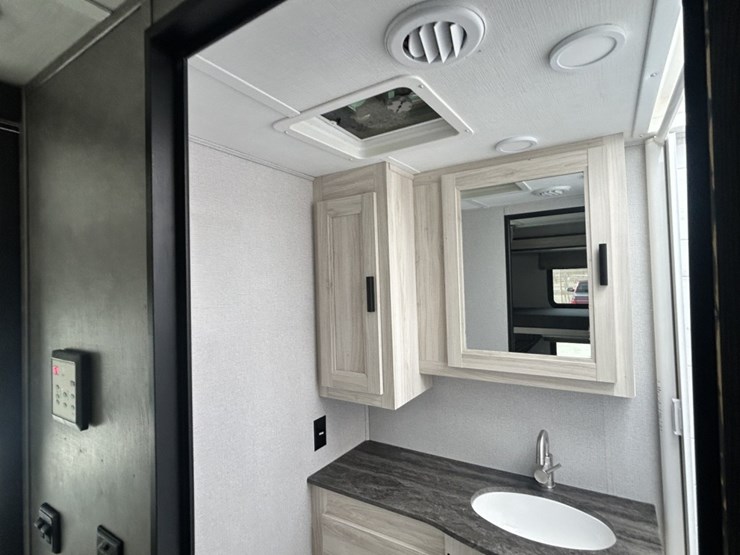 2021-ford-e450-image-72