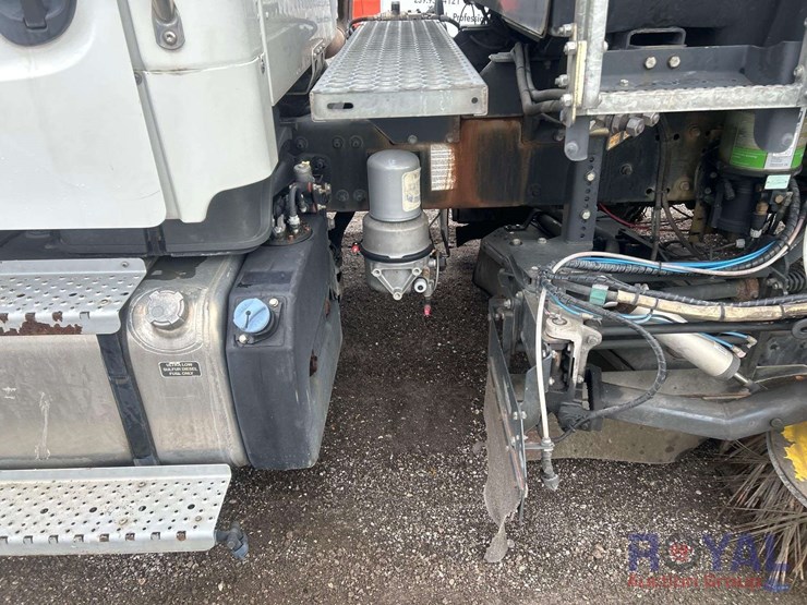 2019-freightliner-m2-106-8.5-cuyd-street-sweeper-truck-image-19