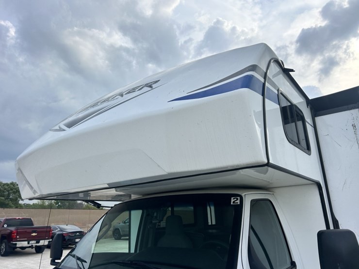 2021-ford-e450-image-11