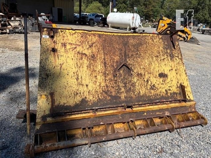 dump-truck-spreader-tailgate-image-3