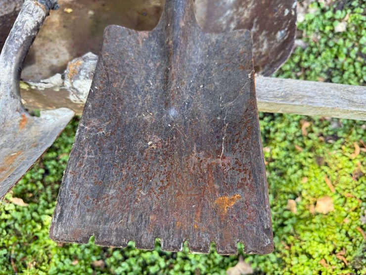 wheelbarrow,-shovels,-shingle-remover,-scaffolding-brackets,-bale-hooks-image-3