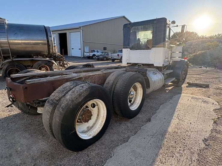 1977-peterbilt-359-image-4
