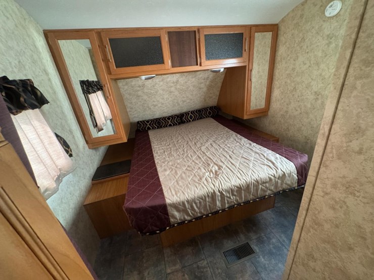 #2285-•-2010-keystone-bullet-250rks-camper-image-43
