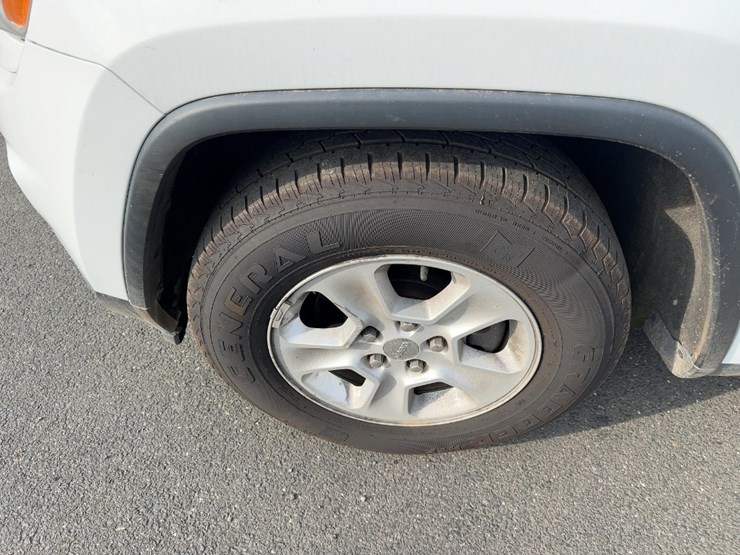 2015-jeep-grand-cherokee-laredo-image-11