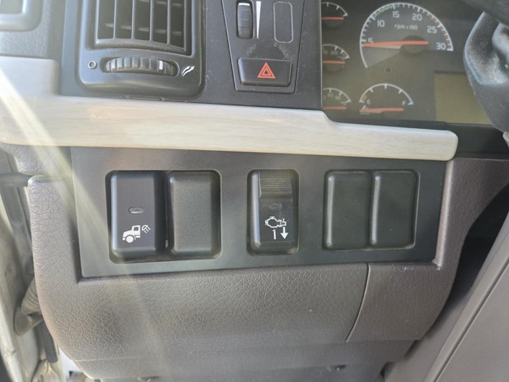 2016-volvo-10-image-47