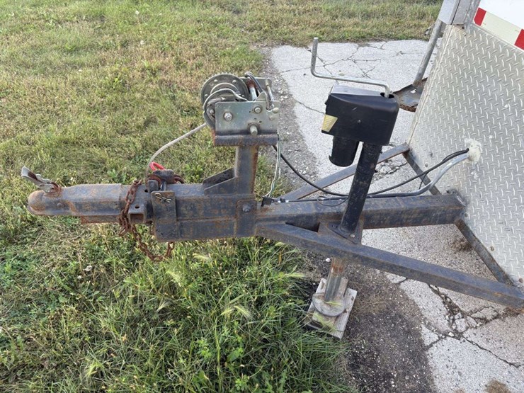 2010-18’,-(4’)-v,-single-axle,-hyd-frame,-(2)-30#-lp-tanks,-3-burner-stove,-oven,-(not-pictured),-(7-image-10