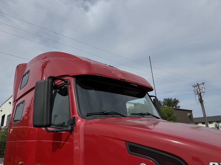 #1097-•-2006-volvo-ve-d12-sleeper-semi-tractor-image-21