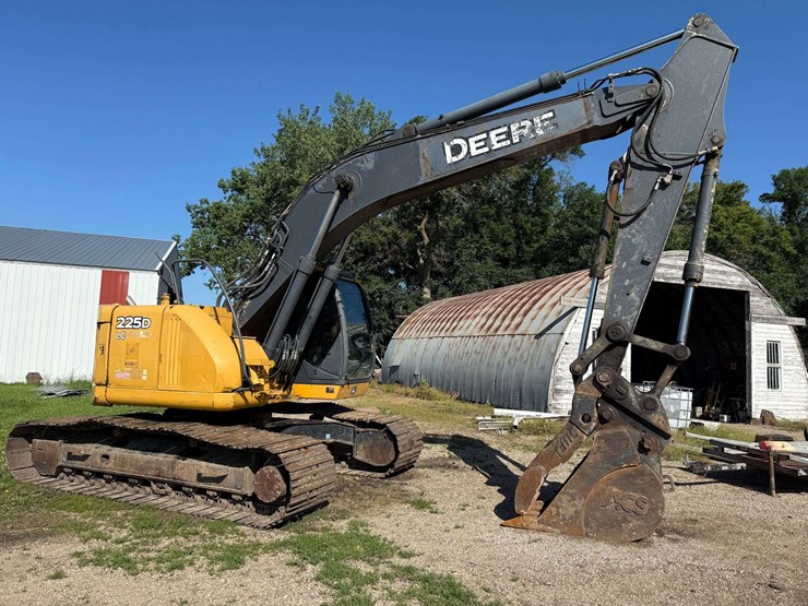deere-225d-lc-image-1