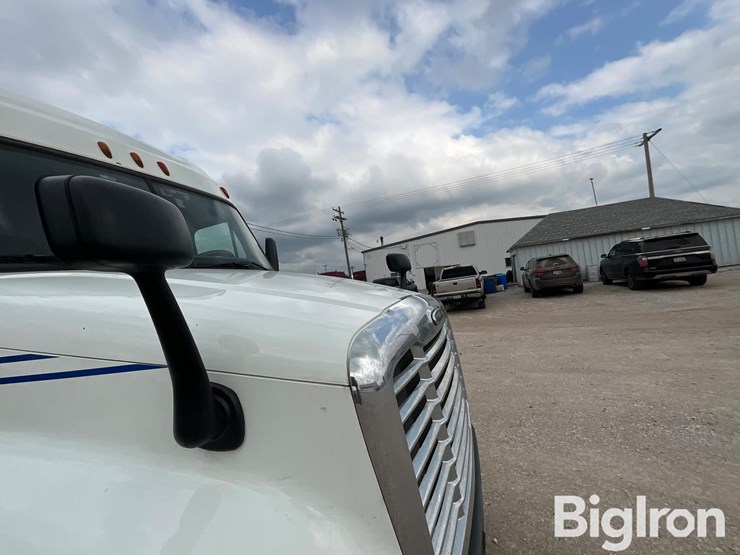 2015-freightliner-cascadia-125-image-14