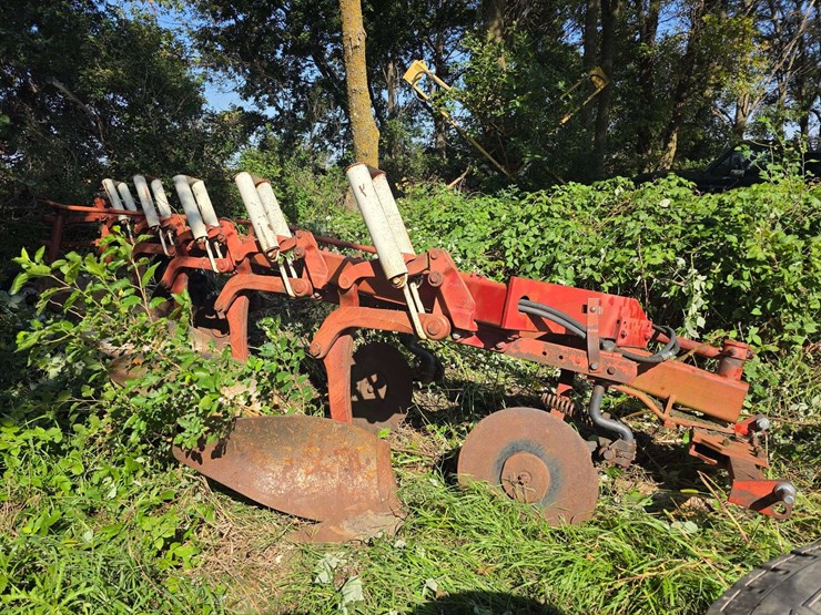 ih-720-–-5-bottom-20”-semi-mount-plow,-auto-reset,-all-wear-parts-are-good,-missing-one-coulter,-use-image-1
