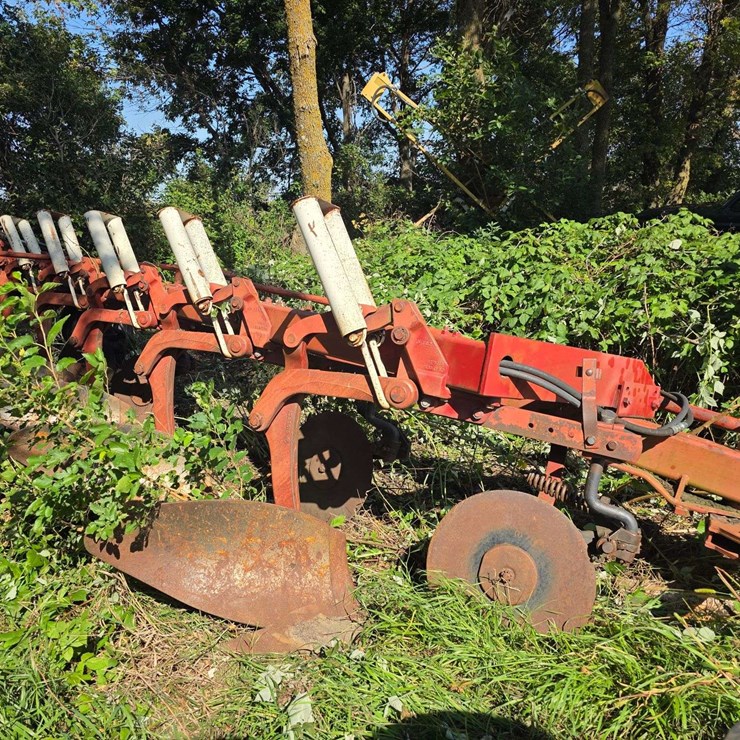 IH 720 – 5 Bottom 20” Semi Mount Plow, Auto Reset, All Wear Parts are Good, Missing One Coulter, Use
