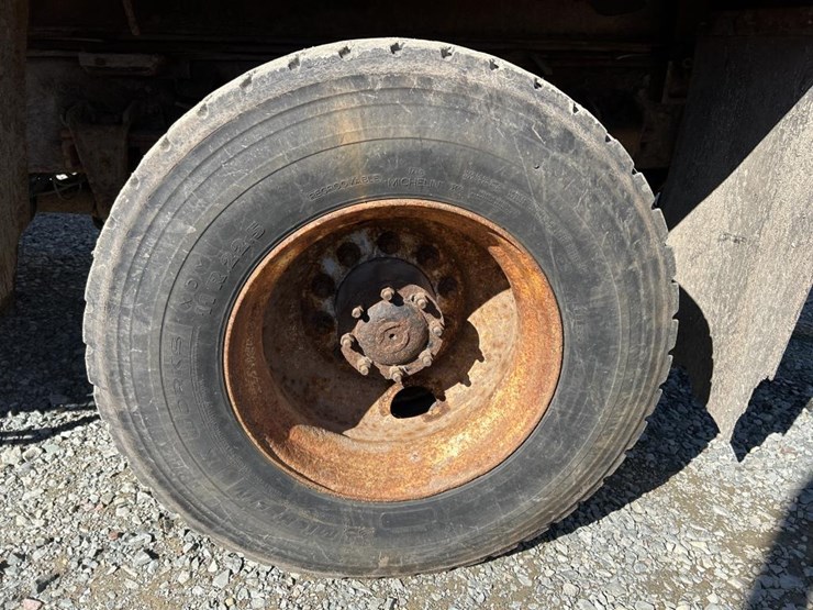 2004-freightliner-fl80-image-75