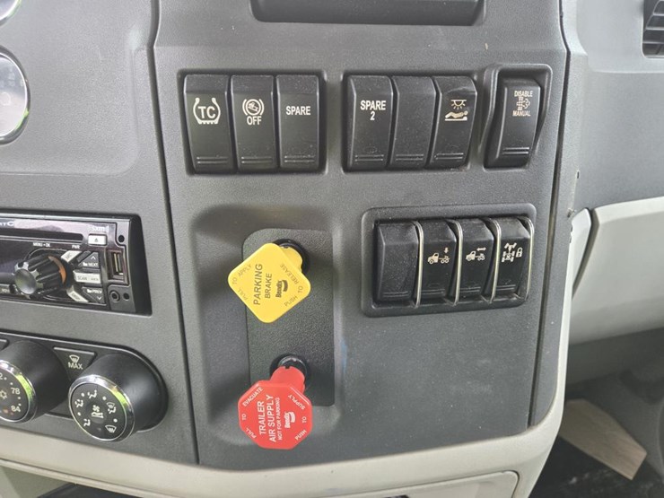 2019-peterbilt-579-image-56