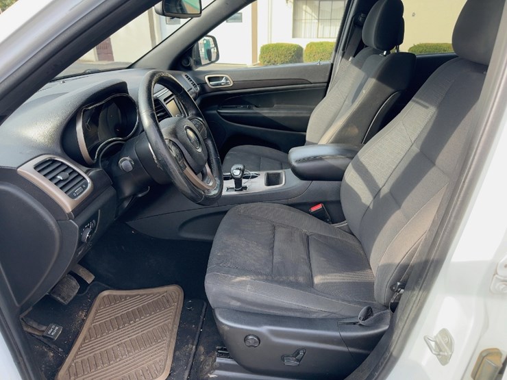 2015-jeep-grand-cherokee-laredo-image-17