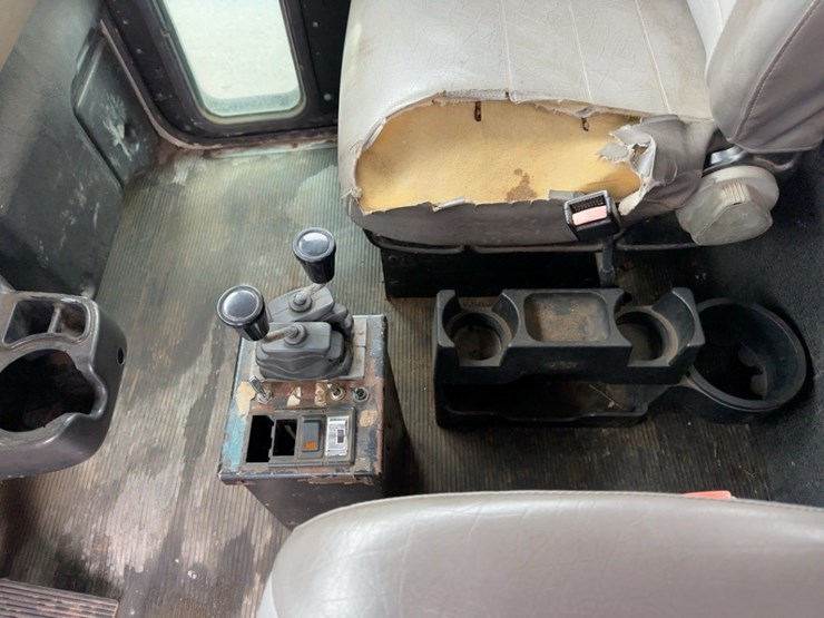 2005-peterbilt-335-image-21