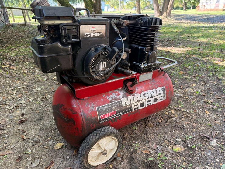 magna-force-air-compressor-with-gas-engine,-in-working-condition,-image-2