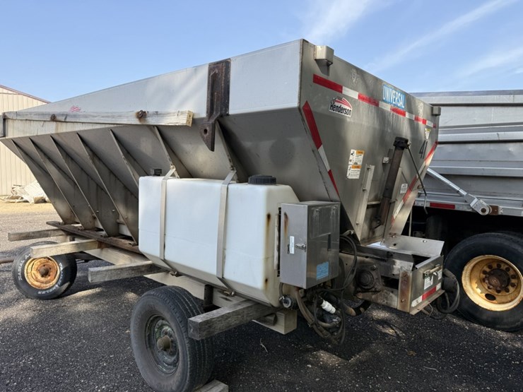 #1224-•-15’-v-box-stainless-steel-salt-spreader-image-3